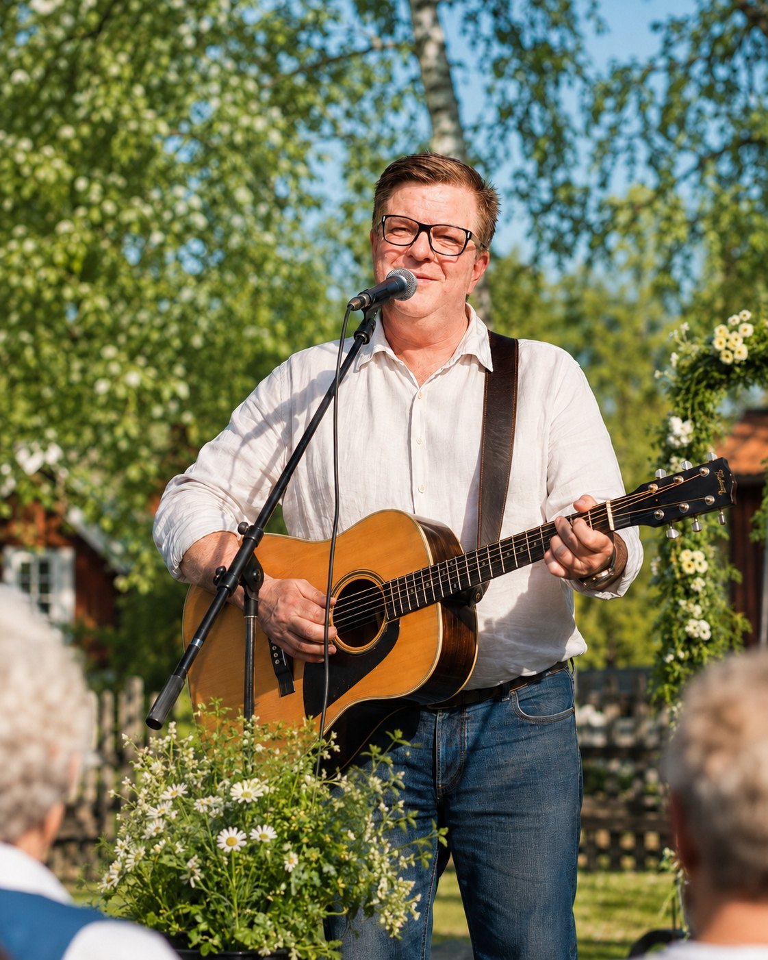 Martin Hansson spelar gitarr vid en sommarspelning
